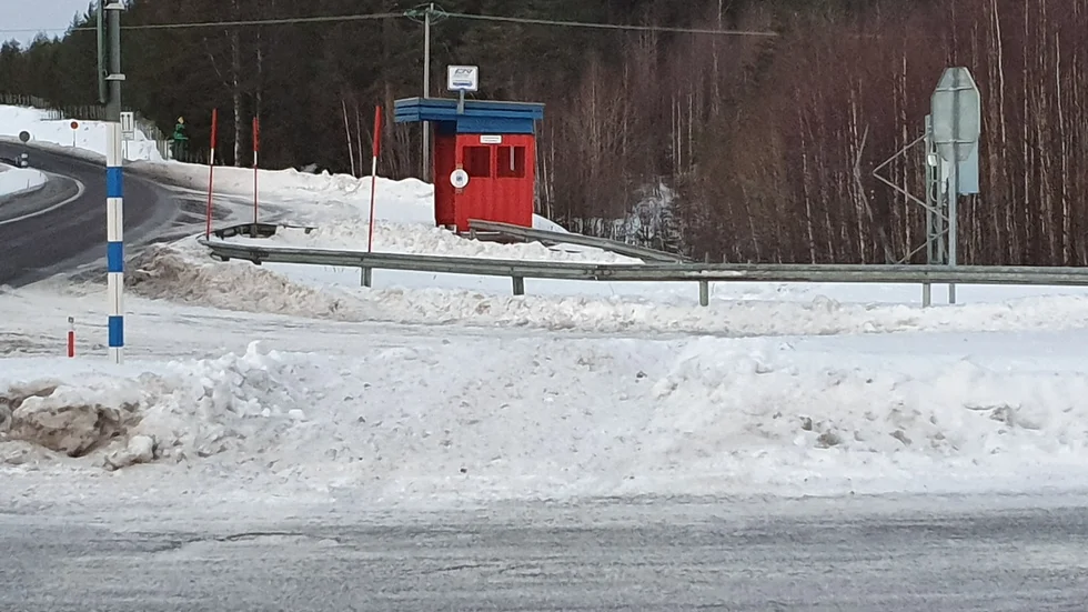 Vid olyckan den 21 januari körde en större personbil över refugen, hoppade över räcket och landade vid rampen upp mot busskuren.