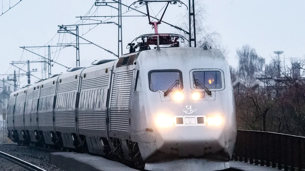 Ett tåg med fordonsfel står stilla mellan Eskilstuna och Hälleforsnäs vilket orsakat kraftiga förseningar i tågtrafiken.