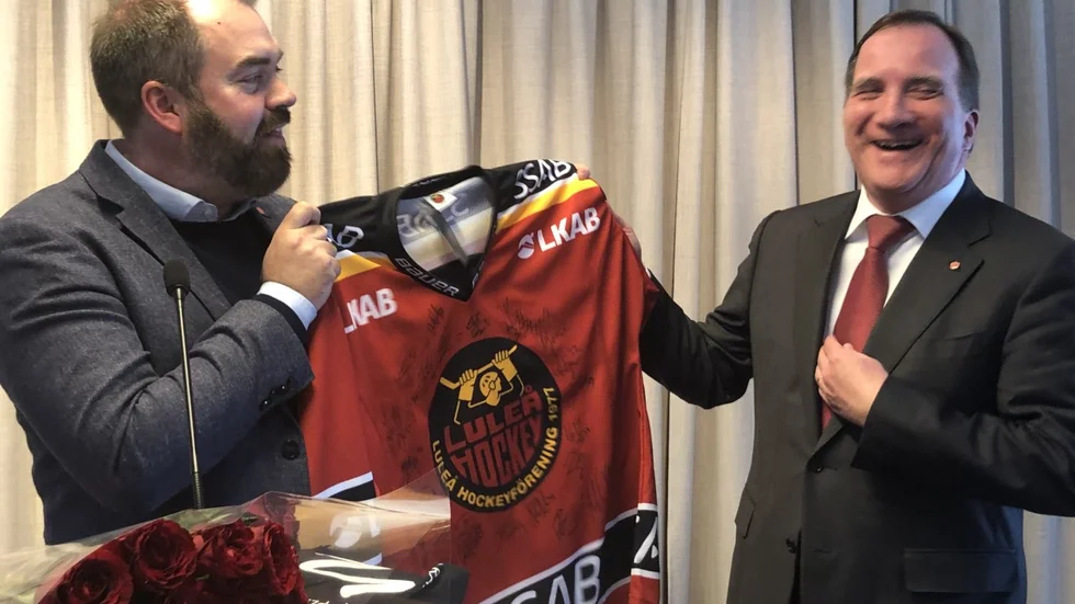 Det gick inte att missa statsminister Stefan Löfvens uppriktiga glädje när han fick ta emot en Luleå Hockey-tröja från S-distriktets ordförande Fredrik Lundh Sammeli 13 april 2019.