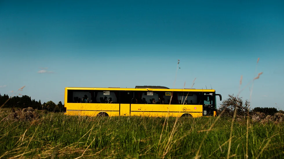 Det kan bli aktuellt att bussa barn från stan till skolor på landet.
