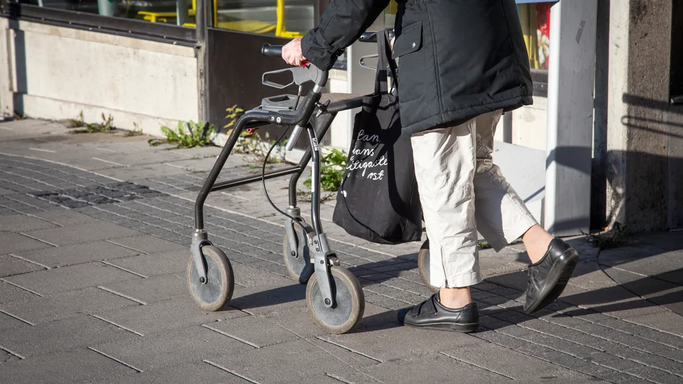 Det är problematiskt att använda samma rollator ute och inne, konstaterar debattören.