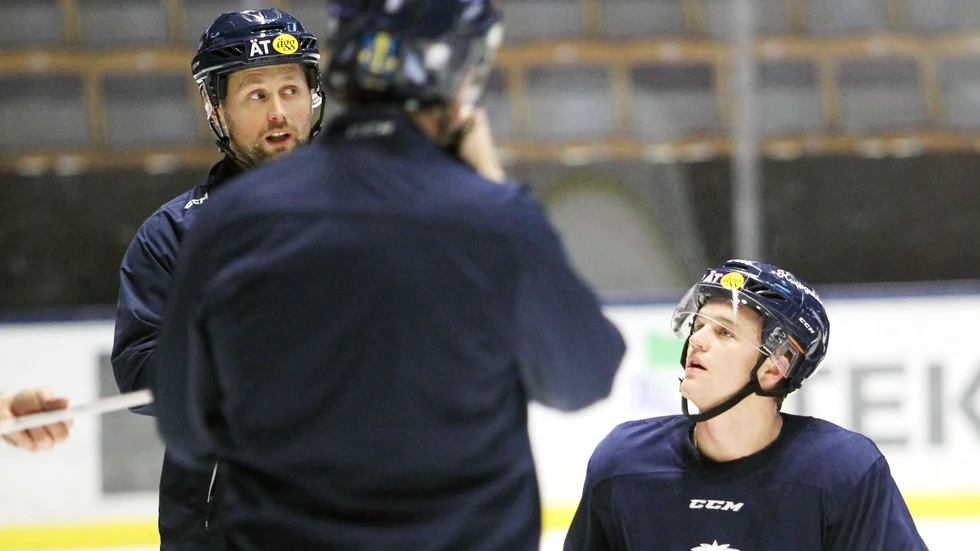 Daniel Eriksson ledde tisdagens LHC-träning i Saab arena när Bert Robertsson fick några dagars extra ledighet.