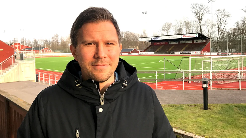 Motala AIF:s tränare Christer Persson körde bil många mil i fjol för att kartlägga motståndare. Nu i en högre serie kan han ladda ned filmer från matcher. Med två månader kvar till söderettan gästar Persson Sportsnack.