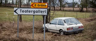 Larm: Bil i diket – föraren fastklämd