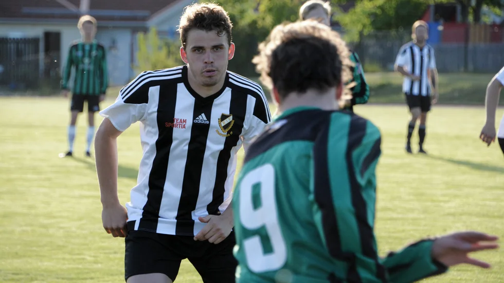Rimforsaanfallaren Arvid Borell lämnar klubben för spel med Malmslätts AIK i division tre. 
