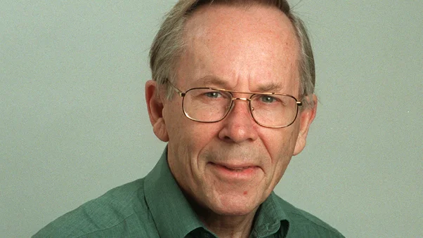 Clas G Johnson var politisk redaktör, krönikör och debattredaktör på Östgöta Correspondenten 19712005. 