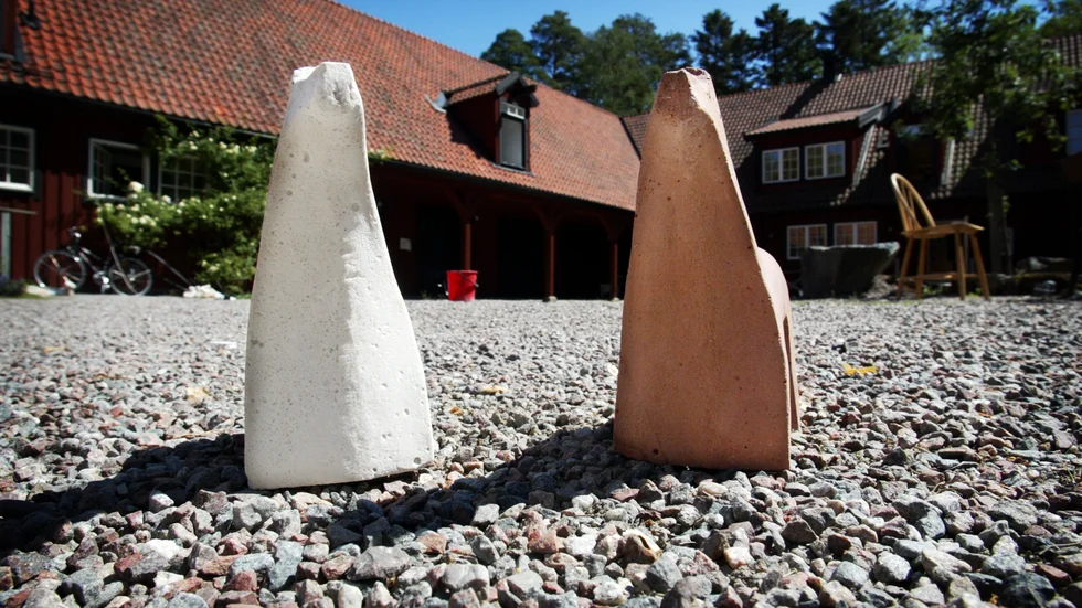 Lärarna på Wik behöver kunna ha en egen konstnärlig verksamhet: från vilken praktik ska de annars bygga utbildningen på, skriver före detta elever på Wiks folkhögskola.