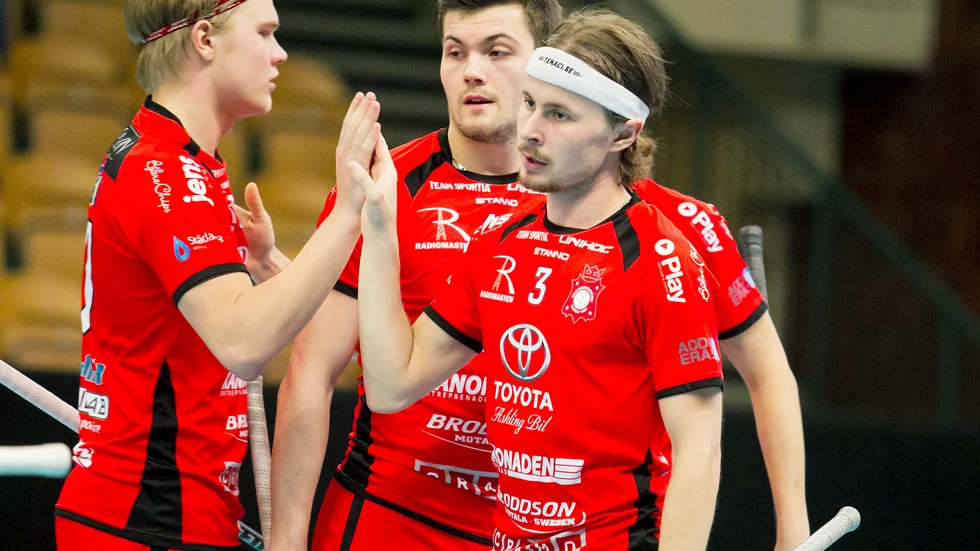 Olle Gustavsson, Adam Hjalmarsson och Simon Hedberg jublar i den senaste segern för Solfjäderstaden, hemma mot Växjö U. Nu väntar ny hemmamatch, mot Craftstaden från Oskarshamn.