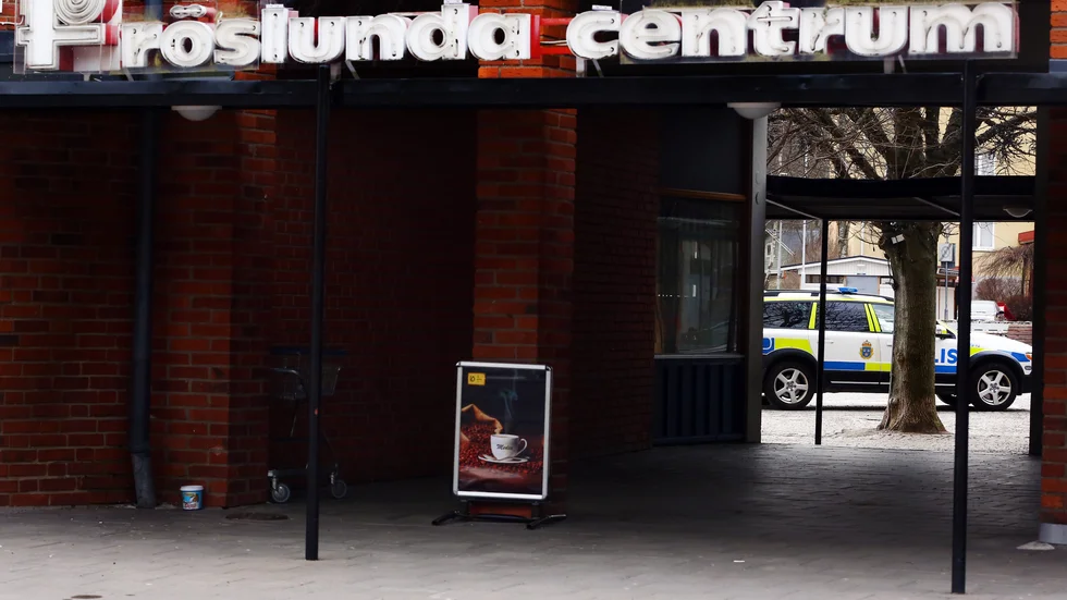 Biståndskontoret i Fröslunda centrum har attackerats vid ett flertal tillfällen den senaste tiden. Numera bevakas kontoret av väktare.