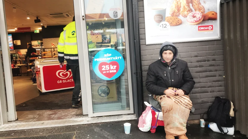 Tiggaren Marius Furdun har varje dag i omkring tre månader suttit vid bensinmacken Circle K i Märsta. 