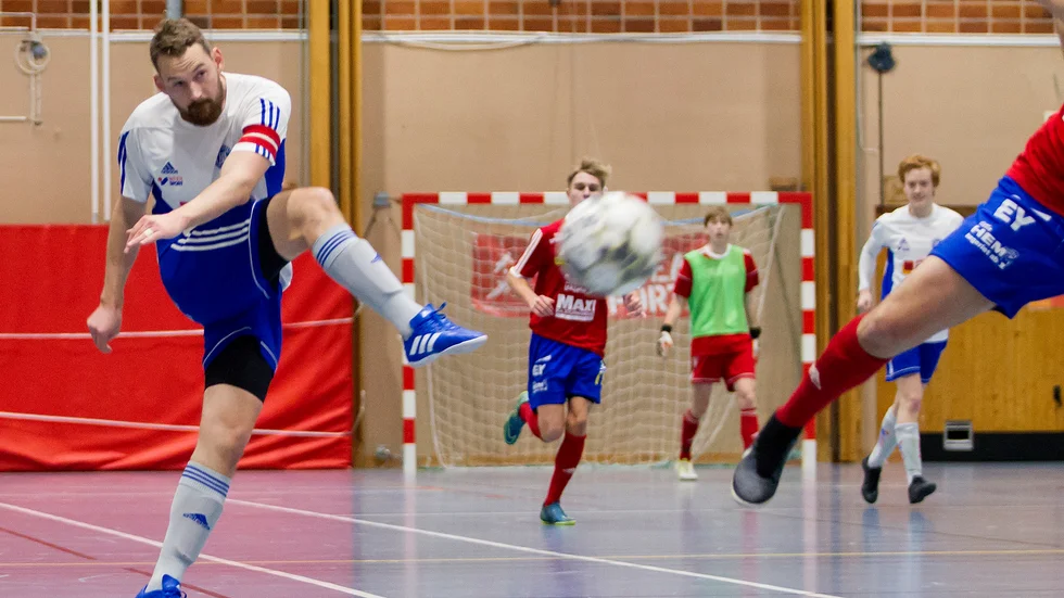 Borensbergs Christoffer Danielsson avlossar sin stora kanon i matchen mot Boren förra året i Hällaskolans sporthall. I mellandagarna är det åter dags för Kristberg cup, för 44:e gången.