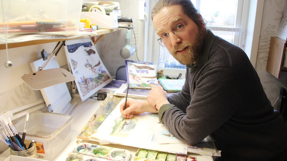 Illustratören Oskar Jonsson har nyligen kommit ut med sin tredje bok om näbbmusen Vips. Förutom att illusterar och skriva på heltid är han även fritidspolitiker i Tierps kommun.