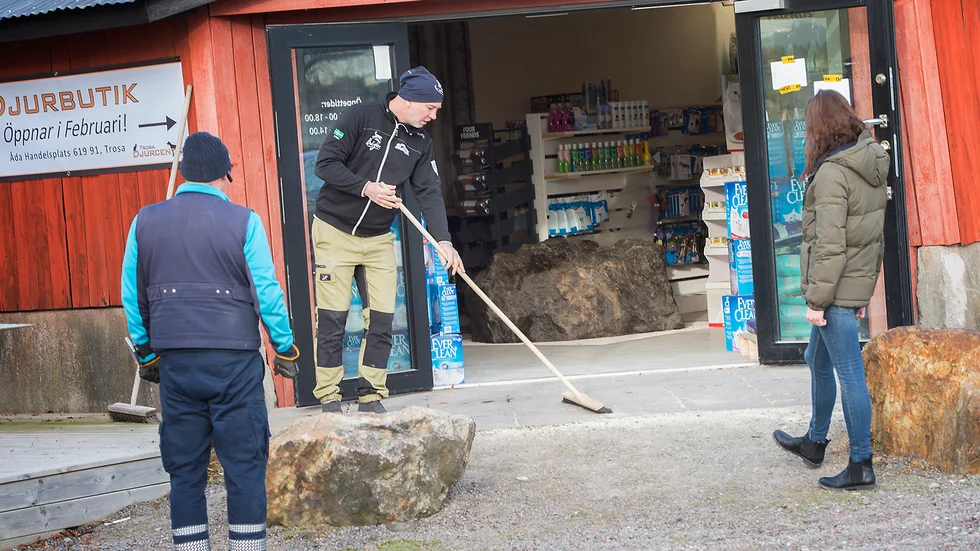Sista sopningen av entrén innan butiken slår upp sina portar. 