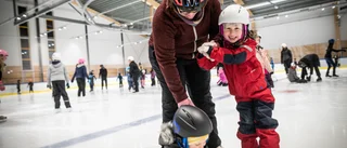 Full fart i Sandbrohallens ishall 