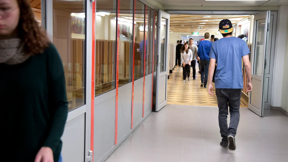 Med en enhetlig klädsel, en skoluniform, skulle man slippa jämförelser mellan "fattig och rik", mycket av mobbning och oönskade besök i skolan, konstaterar skribenten. (Arkivbild) 