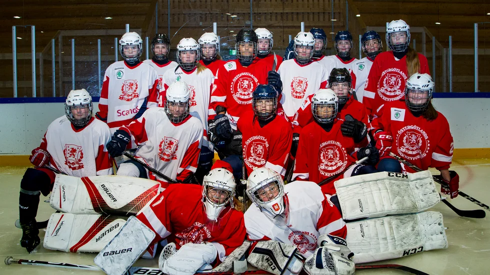 Östergötlands TV-puckstjejer tar sig an SMåland i kvartsfinalen i TV-pucken på fredagen. 