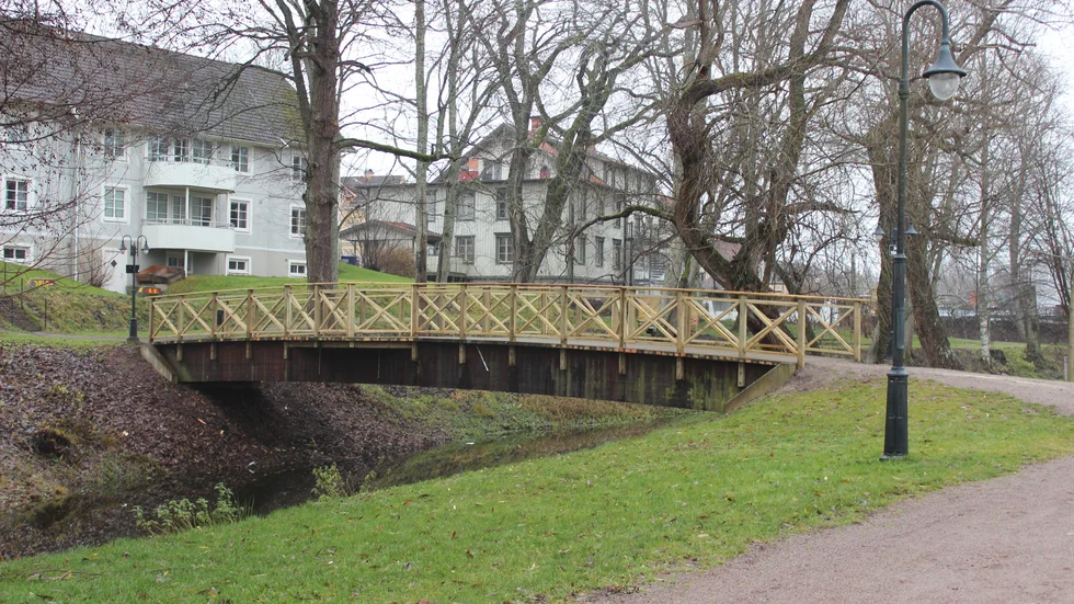 Nu är bron färdigrenoverad. Den har försetts med nya räcken och gångdel.