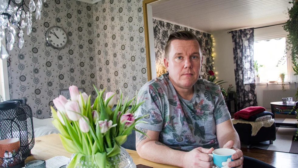 Politikerna Tomas Vedestigs och Tomas Mörtbergs partners fick hem brev med ryktesspridning om deras privatliv.