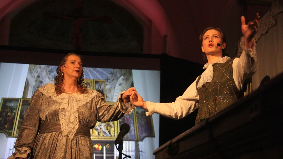 Ebba Brahe (Henrietta Pettersson) och Magnus Gabriel de la Gardie (Helge Carlström) i det storslagna kyrkospelet.