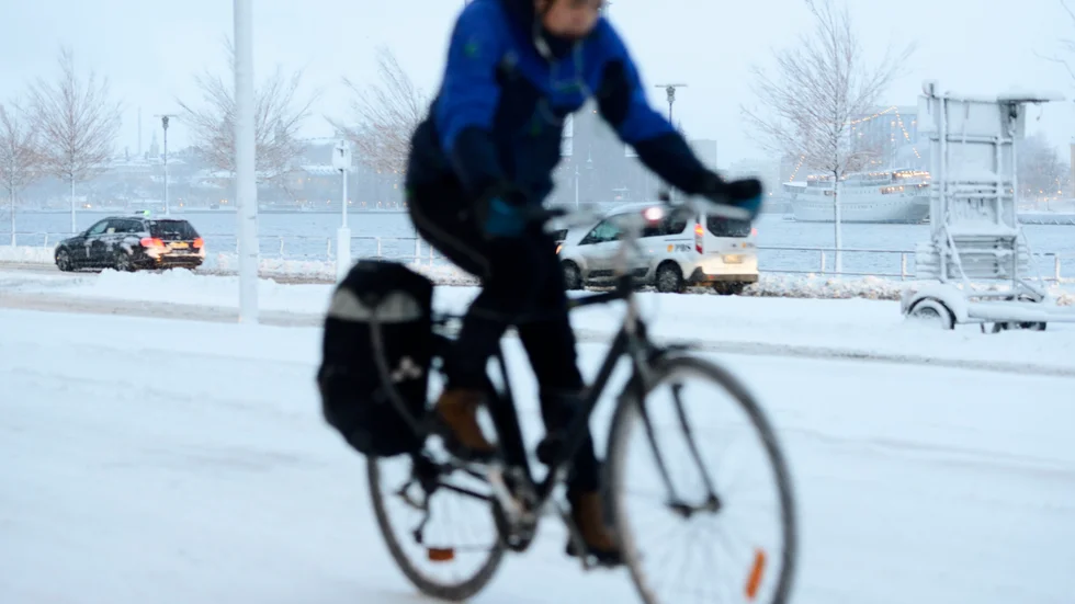 Insändarskribenten tycker att om det ska snöröjas i staden  borde de som plogar snön lära sig ett och annat så vi slipper åka på ”tvättbräden”.