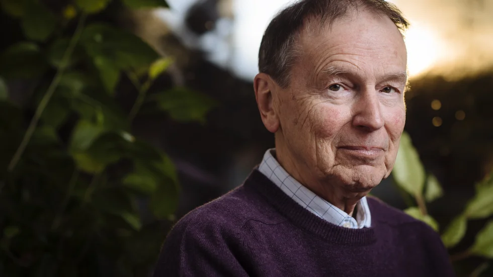 Göran Sonnevi (född 1939) är en ständigt hyllad och prisad poet med ett väldigt författarskap bakom sig.