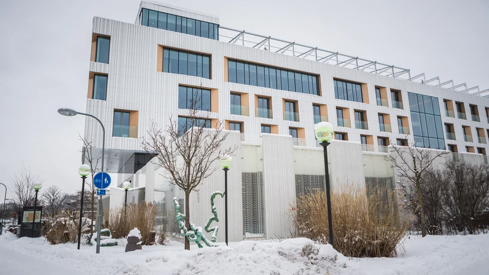 KAS, som hyr in sig i Skandionkliniken, planerar att köpa fastigheten av statligt ägda Akademiska Hus. 