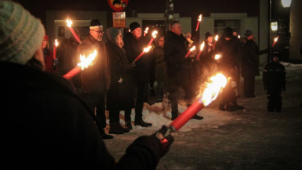 Ett 60-tal personer deltog i manifestationen mot rasism och främlingsfientlighet i Enköping på lördagseftermiddagen. 