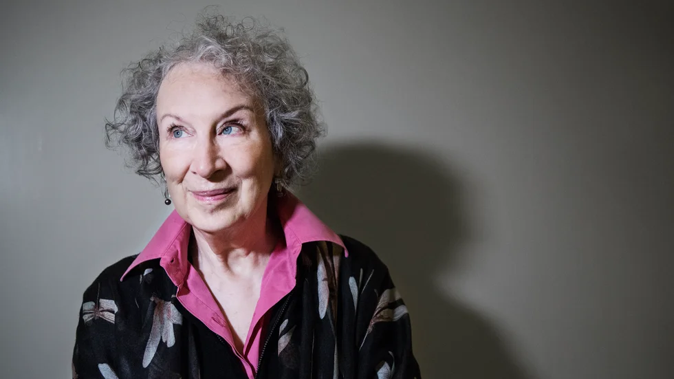 Margaret Atwood (född 1939) är en kanadensisk författare med drygt 40 böcker i bagaget. "Tjänarinnas berättelse" (1985) är hennes mest kända bok. "Gileads döttrar" är den efterlängtade uppföljaren.
