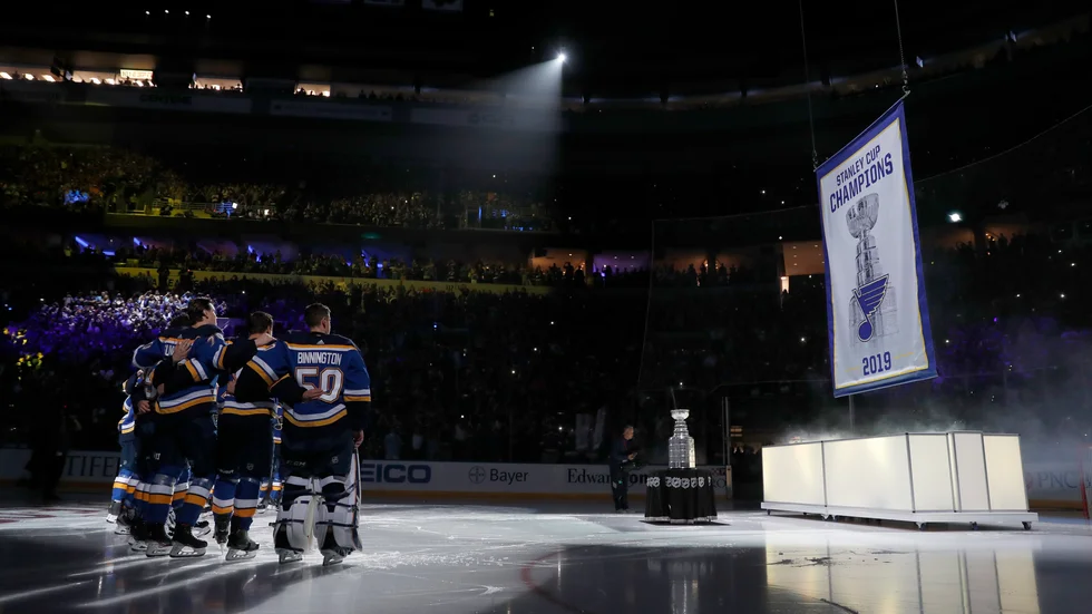 St. Louis Blues hyllades inför matchen efter Stanley Cup-segern förra säsongen.