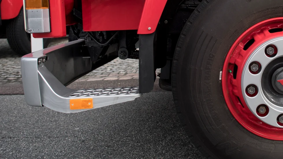 Ett företag skulle sälja en lastbil men köparen försökte troligen lura till sig lastbilen utan att betala.