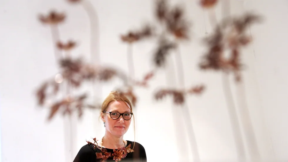 Med inspiration från tre trädgårdar ställer Lisa Rondahl Pedersen för första gången ut på Gotland. Halssmycket är en hyllning till Frida Kahlo.