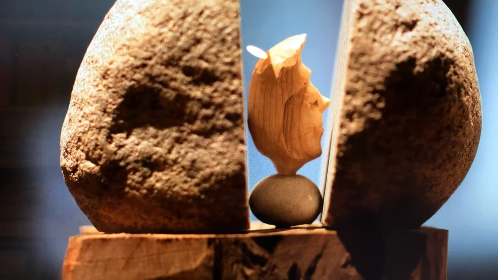 Figuren i mitten stals i går från en utställning i Kiruna. konstnären var den prisade konstnären Britta Marakatt-Labba och värdet låg på 50 000 kronor.