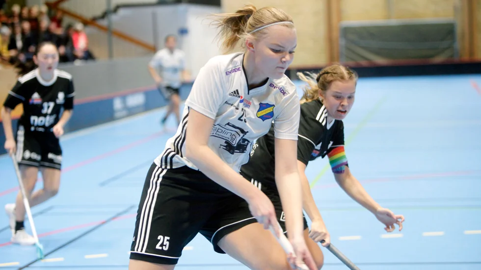 Julia Brundell nätade dubbelt när EIBK tog sin tredje raka seger.
