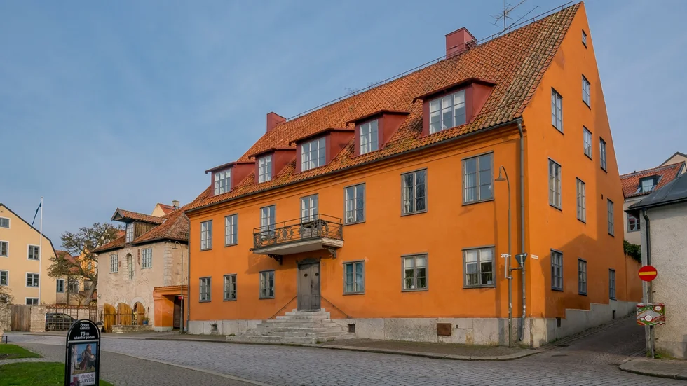 Borgarhuset som är till salu ligger på Strandgatan i Visby. 