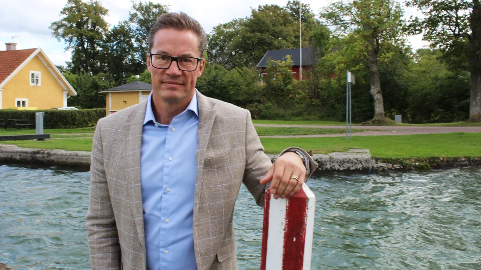 Kanalbolagets vd Roger Altsäter hoppas kunna inviga ett besökscentrum 2022 eller 2023. Vid den röda ladan i bakgrunden är det tänkt att det ska ligga.