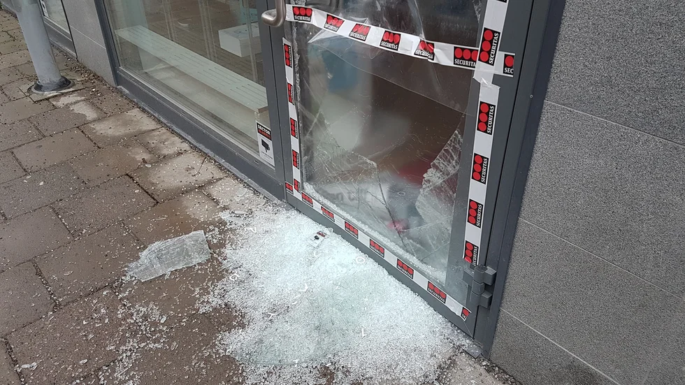 Glasrutan på entrédörren till en elektronikbutik på Kungsgatan krossades under natten till onsdagen.