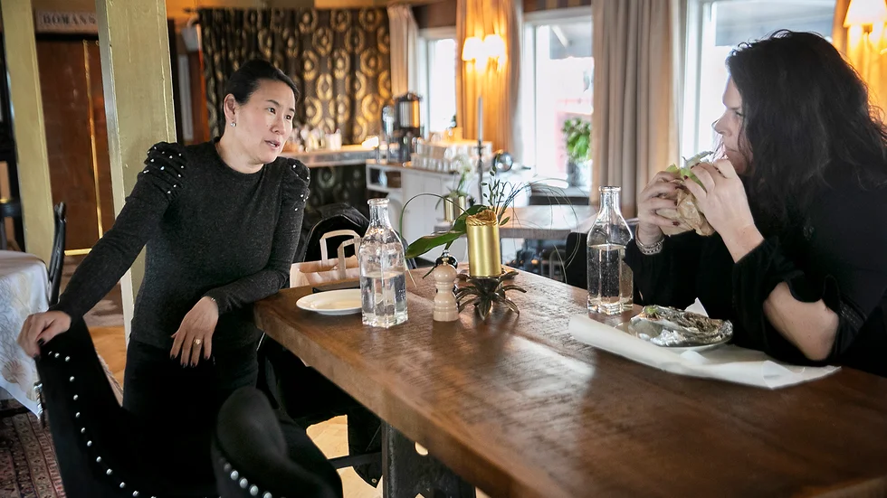 Maria Krona, platschef på Bomans Hotell, och Kristin Boman diskuterar vad som kan komma att hända framöver. 