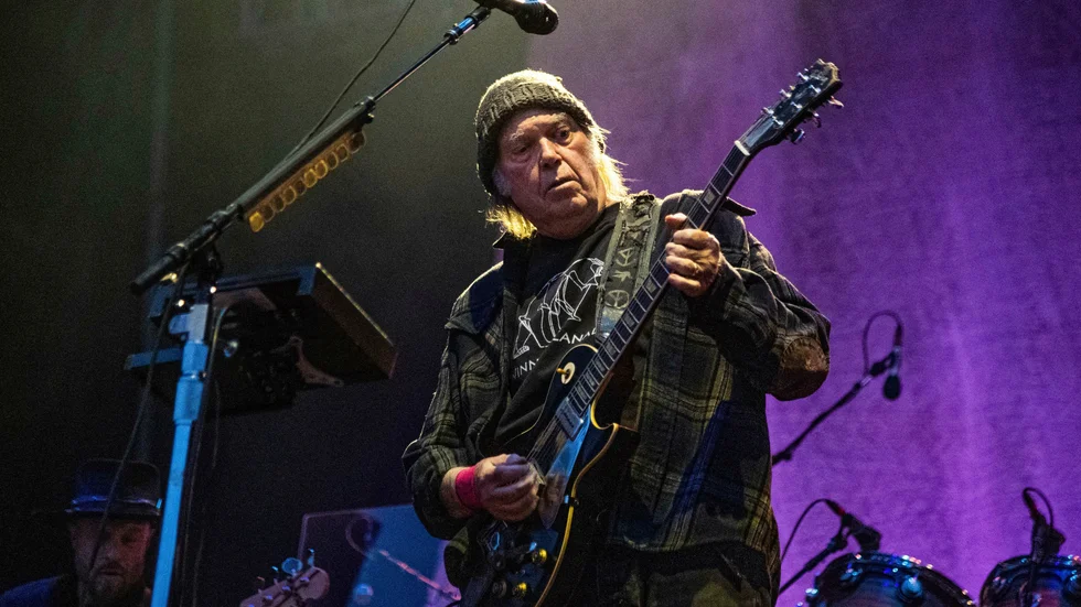 Neil Young ska lira framför brasan i sitt hem. Alla som vill kan titta. Arkivbild.