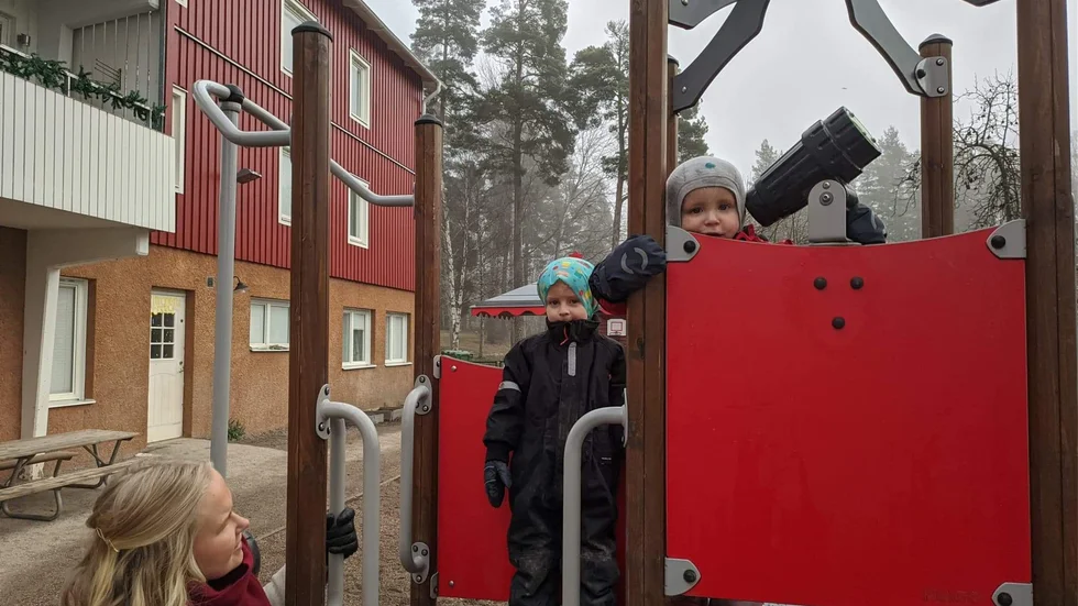 Familjen Jans är bekymrade över utbildningsnämndens förslag att lägga ner barnens förskola.