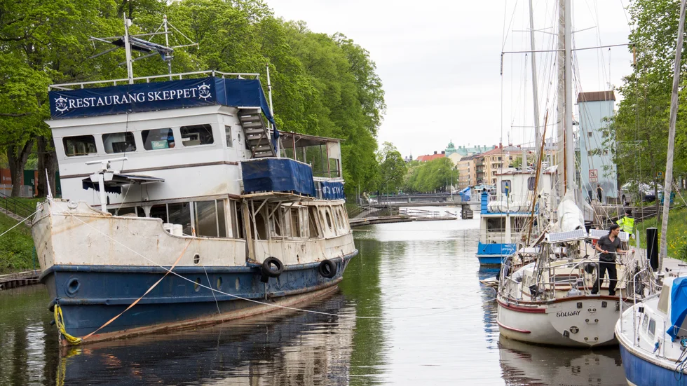 Bild från när fartyget flyttades från sin kajplats i Fyrisån i Uppsala.