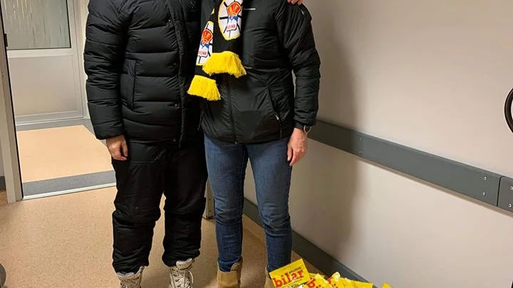 Sanna Hammar och Sari Laaksonen tömde AIF:s kiosk och skänkte varorna till sjukhuspersonalen.