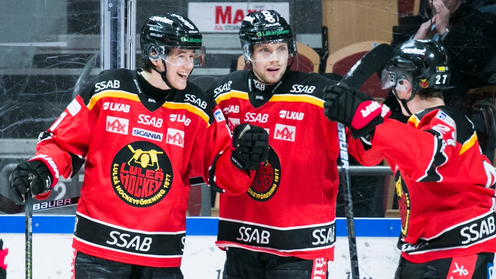 Luleå Hockey vann under lördagen mot HV71 med 6–3 och här firas Filip Hållander för sitt andra mål i matchen.