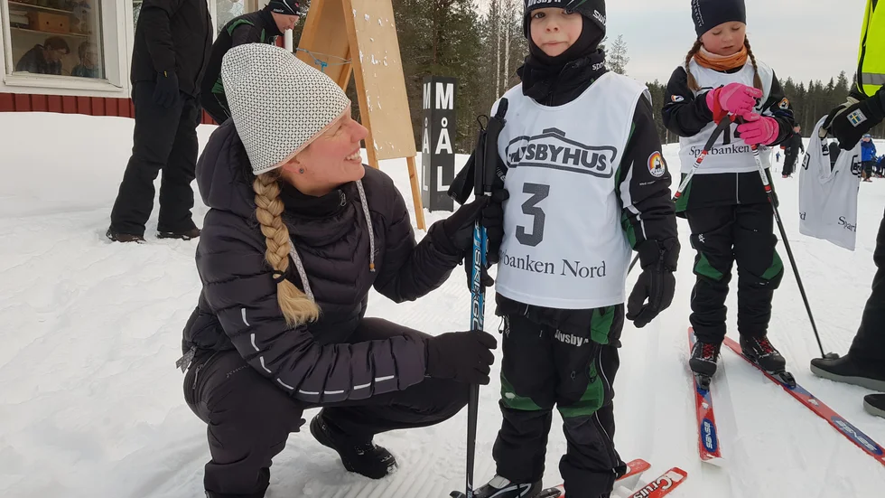 "Jag fick ont i händerna", sade 5-åriga Ida Gårding, Älvsbyn, efter att hon slängt stavarna strax innan målgång. Mamma Anna var supporter.