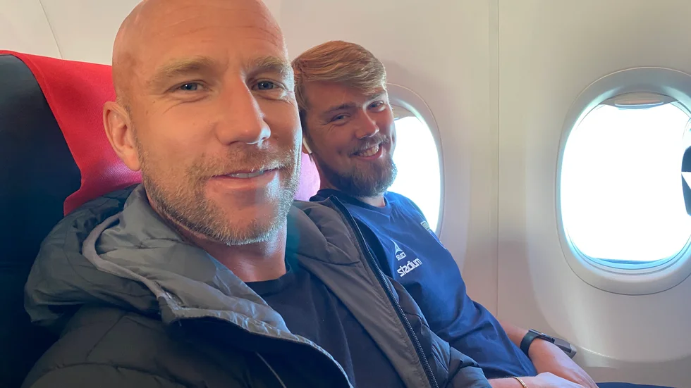Henrik Rydström och Theodor Olsson i flygplanet på väg tillbaka till Sverige.