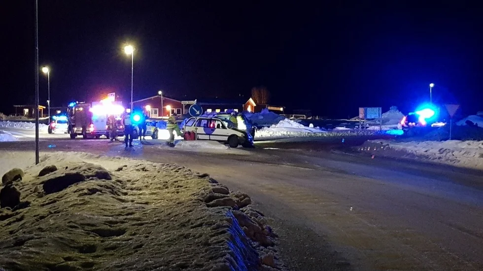 En krock inträffade strax efter klockan 20 på söndagskvällen på nya Älvvägen vid korsningen in till Grans Naturbrukskola. 
