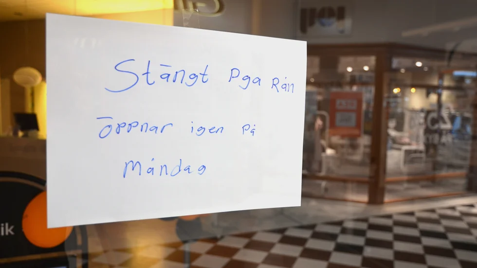 Glasögonbågar blev bytet efter rånet i galleria Nyckeln. SN har varit i kontakt med butiksinnehavaren som inte vill lämna några kommentarer i nuläget.