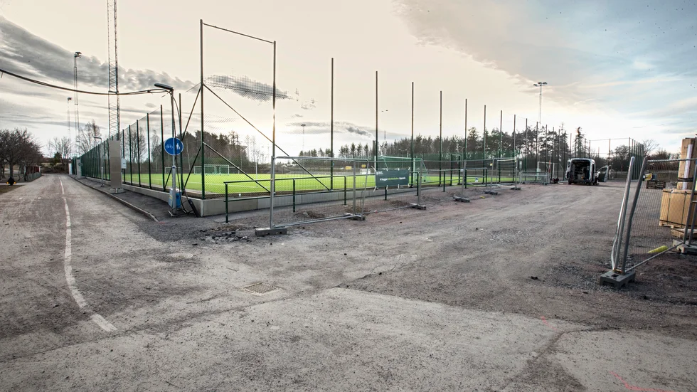 Märkligt att idrottsmän ska behöva köra ända fram till planen vid Johannesbäcksskolan utan att bry sig om trafikregler och skolbarnens säkerhet, skriver Ronny Svedin