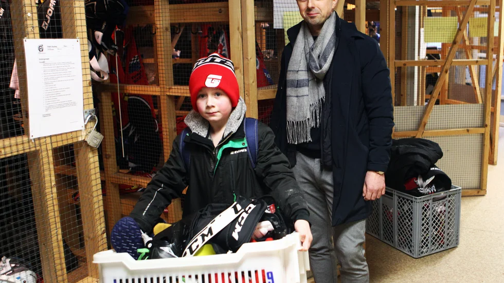 Slobodan Karac ansvarig för Tre Kronors Hockeyskola i klubben släpper förbi nioårige Måns Hallgren-Malmlöv som spelar i Guts Finspångs Team C2.