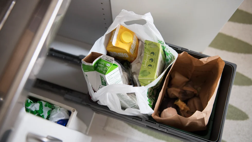 Den nya avfallstaxan, som infördes vid årsskiftet, har rört upp känslor hos invånarna. 
