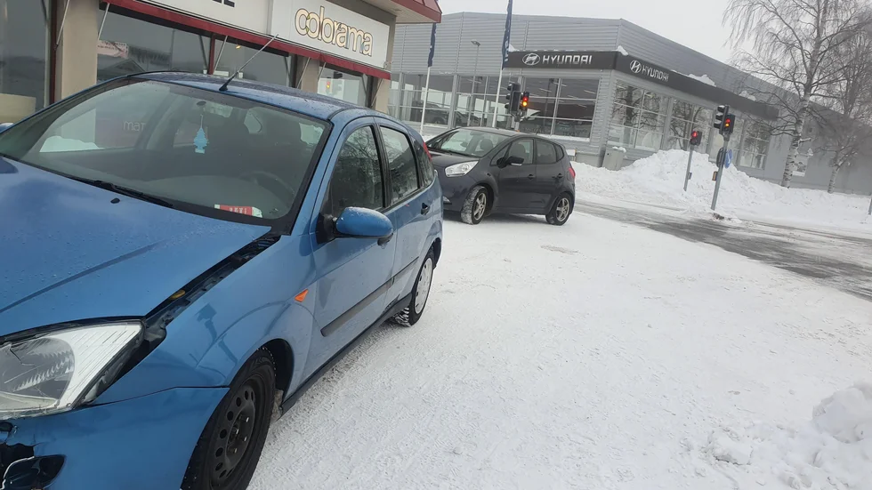 Två bilister kolliderade i korsningen vid Midgårdsvägen och Hummergatan. 